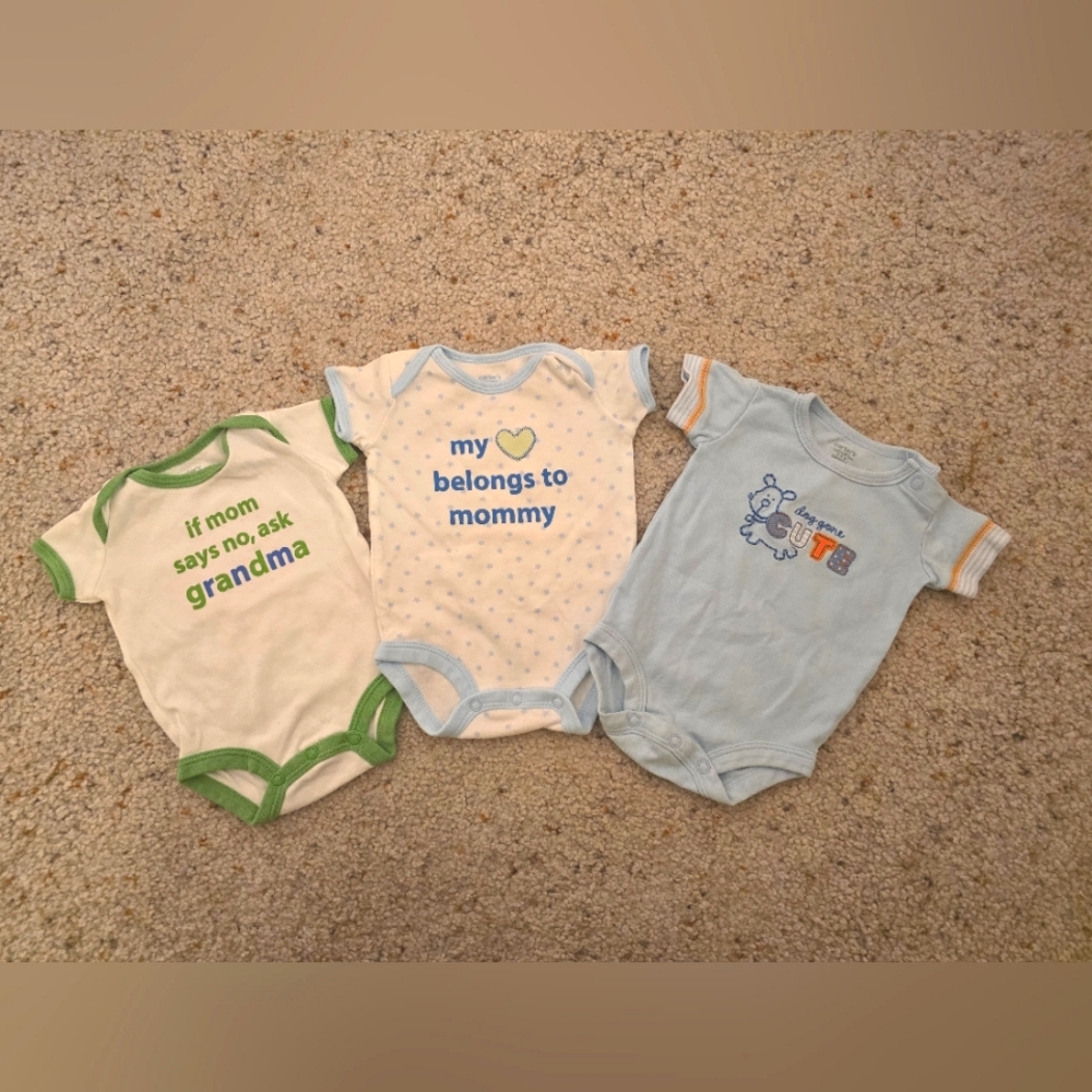 💚Set of 3 Neutral Carter's Newborn Onesies